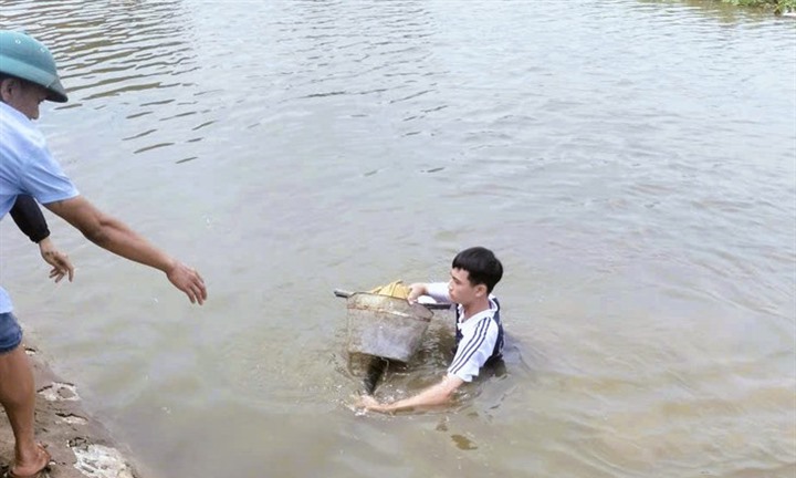 Nam sinh lớp 11 dũng cảm lao xuống dòng nước sâu cứu hai em nhỏ