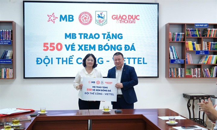 MB trao tặng hơn 600 vé xem bóng đá cho Trường THCS Giảng Võ