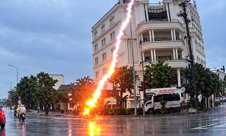 Khoảnh khắc sét đánh trúng người phụ nữ đang đi xe máy ở Nghệ An