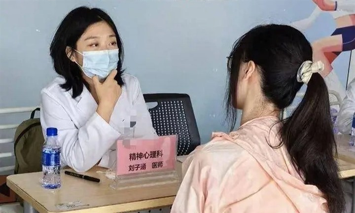 Nữ tiến sĩ y khoa 31 tuổi bỏ việc ở bệnh viện lớn, đi làm shipper, hát ở quán bar
