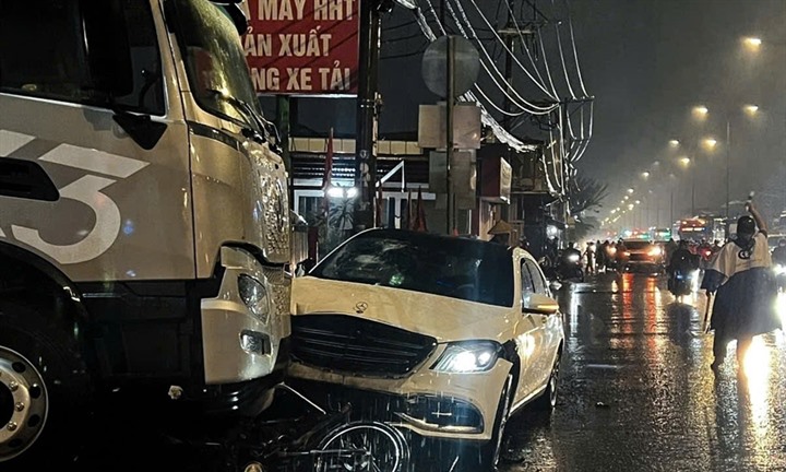 Xe Mercedes tông 6 xe máy ở TP.HCM, một người tử vong: Hiện trường có gì?