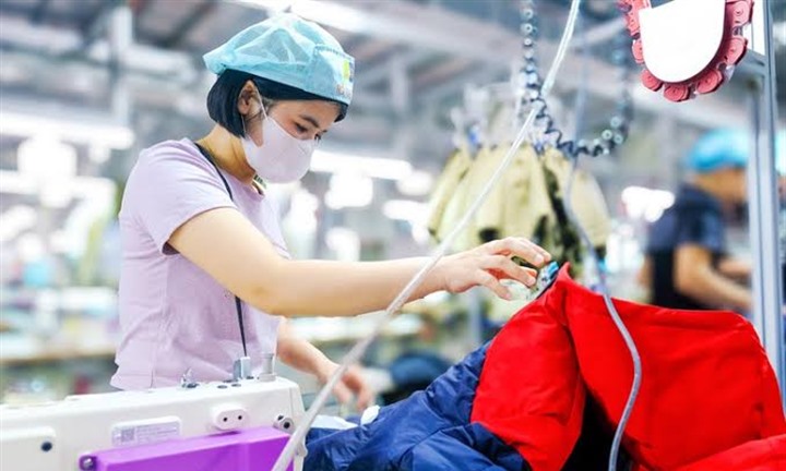 Bộ Nội vụ đề xuất không cắt giảm các khoản tiền lương khác khi tăng lương tối thiểu 7,8%