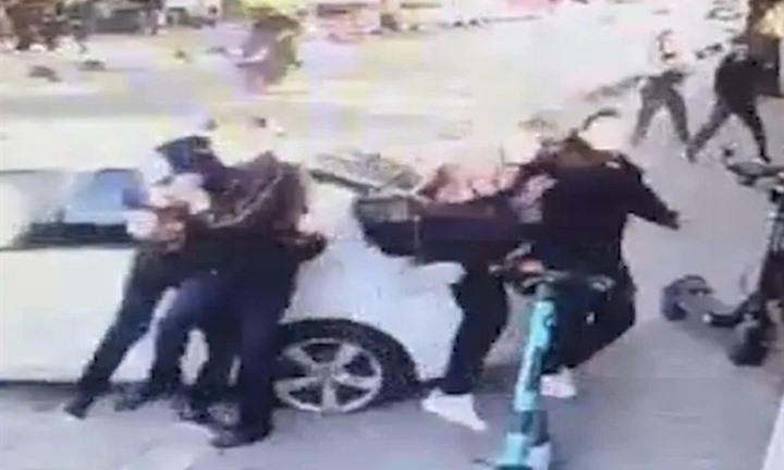 Clip: Tài xế 73 tuổi lao ô tô lên vỉa hè, tông trúng nhóm học sinh trước cổng trường ở Thỗ Nhĩ Kỳ