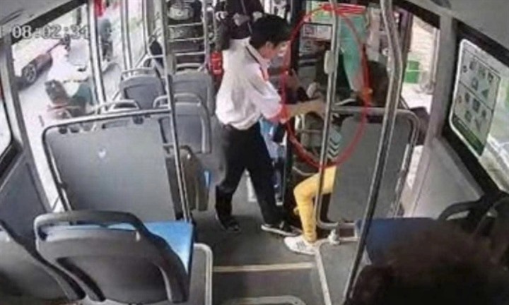 Tình tiết mới nhất vụ nam nhân viên xe buýt xô đẩy hành khách ở TP.HCM