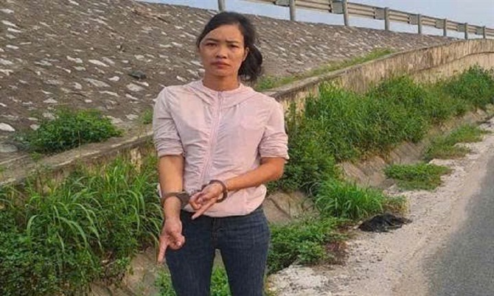 Công an xã kiểm tra hành chính một phụ nữ, phát hiện hành vi đáng xấu hổ