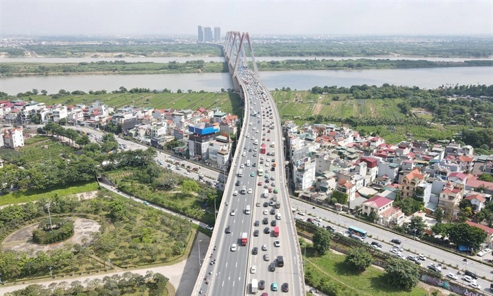Lắp biển giữ khoảng cách trên cầu Nhật Tân: Lãnh đạo Sở Xây dựng Hà Nội nói gì?