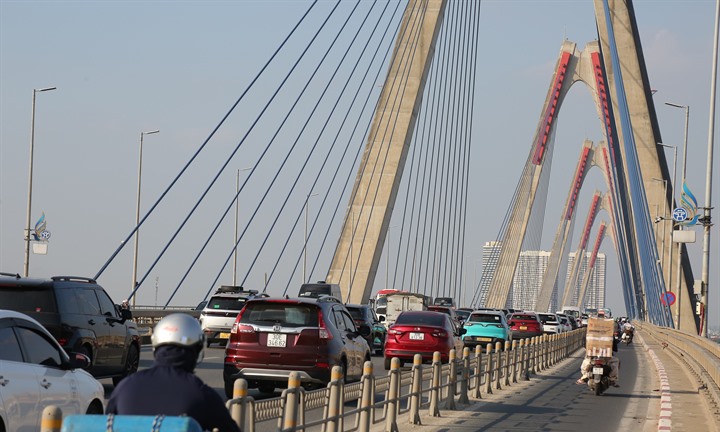 Hà Nội gỡ biển cảnh báo khoảng cách trên cầu Nhật Tân
