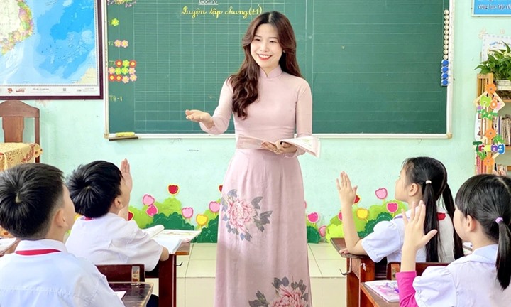 Hiệu trưởng nghỉ tinh giản biên chế đúng thời điểm sáp nhập trường: Hưởng chính sách nào?