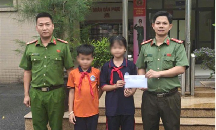Hai học sinh trả lại 32 triệu đồng nhặt được cho người đánh rơi