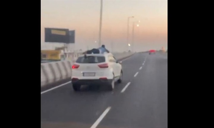 Cảnh sát bám nóc ô tô gần 40km trong màn rượt đuổi nghẹt thở ở Ấn Độ