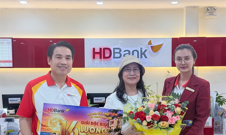 Nữ khách hàng gửi tiết kiệm ở HDBank Kiên Giang trúng thưởng 16 lượng vàng SJC 