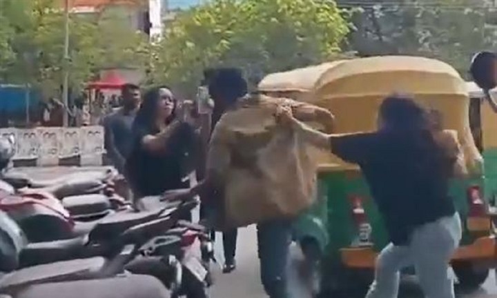 Clip 2 người phụ nữ lao vào ẩu đả với tài xế ngay giữa đường