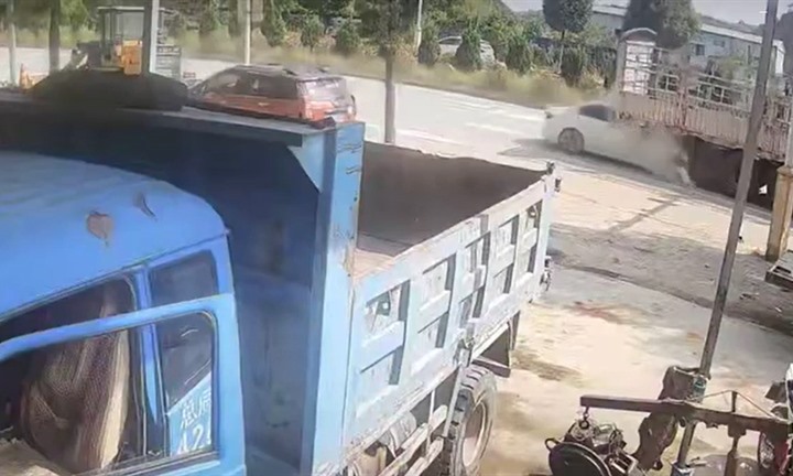 Clip: Ô tô lao vào gầm xe tải ở Trung Quốc, 7 người thiệt mạng