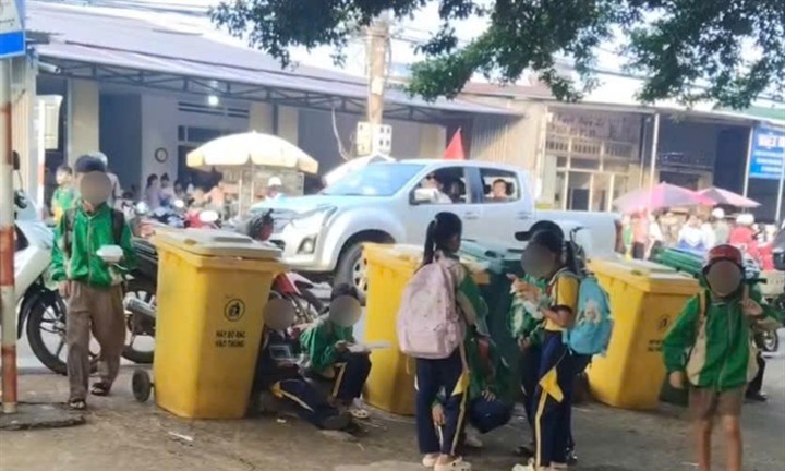 Học sinh ăn sáng bên ngoài, cạnh thùng rác: Nhà trường lên tiếng