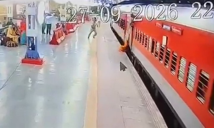 Người phụ nữ ngã xuống gầm tàu đang chạy, toàn bộ sự việc được camera ghi lại