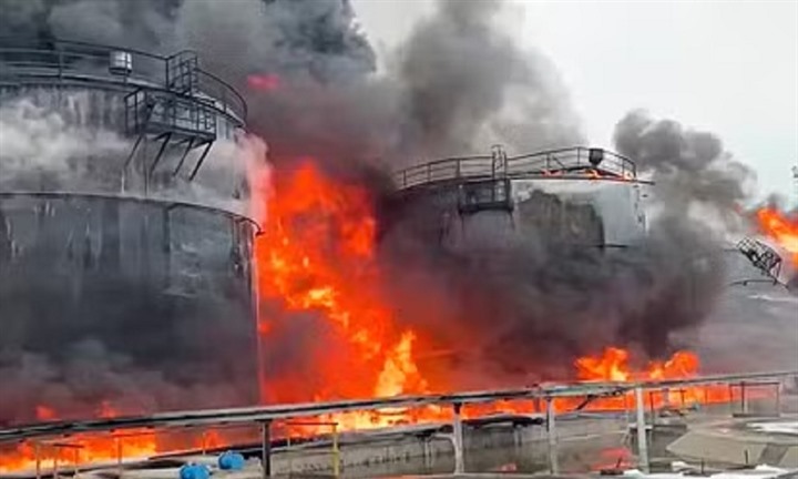 646 UAV tập kích Nga trong đêm, cháy lớn tại kho dầu lớn nhất châu Âu