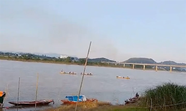 Lật thuyền thu gom phế liệu trên sông Lam, 2 vợ chồng mất tích