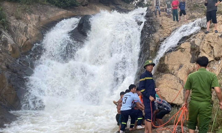 Toàn cảnh 24h: Hai nam sinh lớp 11 tử vong thương tâm khi đi tắm thác ở Quảng Trị