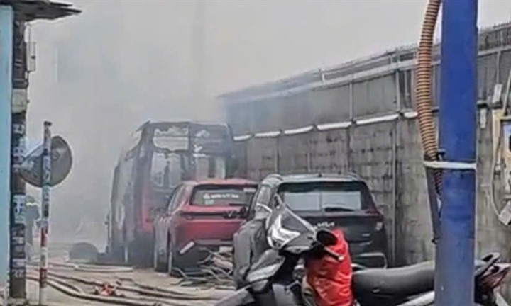 Clip: Ngọn lửa bùng phát dữ dội ở xưởng nội thất tại TP.HCM, thiêu rụi nhiều tài sản