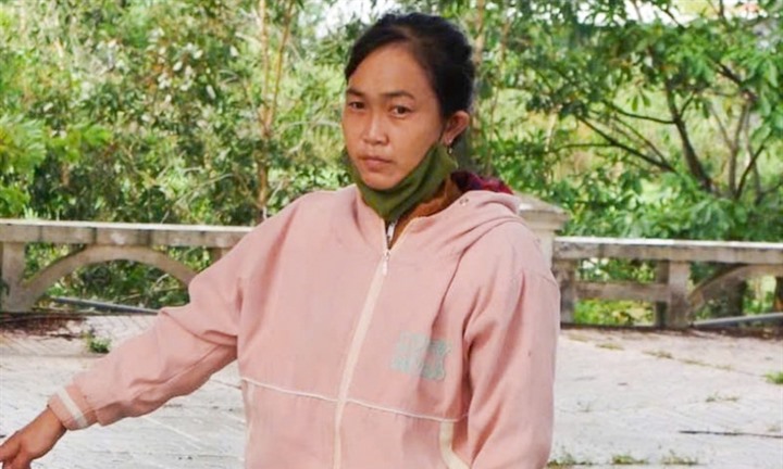 Tạm giam người phụ nữ 35 tuổi giả vờ mua vàng rồi đeo trang sức bỏ chạy