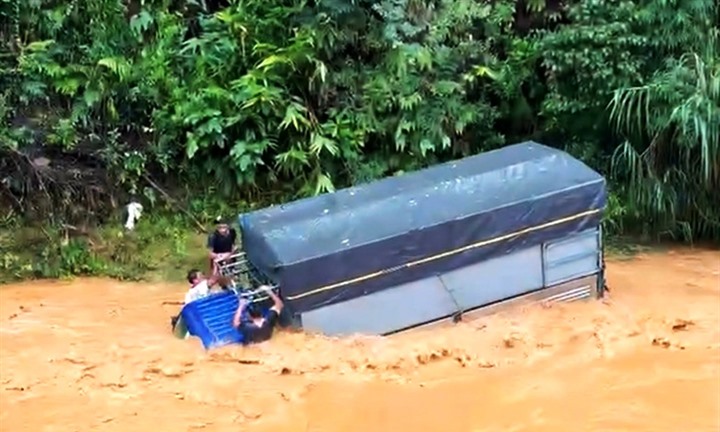 Khoảnh khắc xe tải bị lũ cuốn trôi khi qua đập tràn ở Đà Lạt