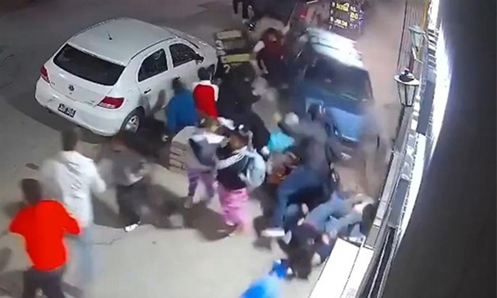 Tài xế 80 tuổi nghi ngất xỉu, ô tô lao lên vỉa hè tông 13 người