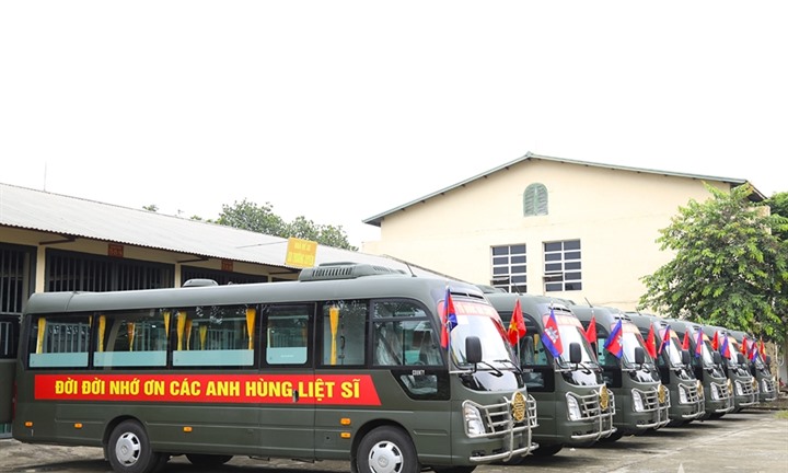 Tổng cục Hậu cần - Kỹ thuật nghiệm thu 16 xe chuyên dùng chở hài cốt liệt sĩ