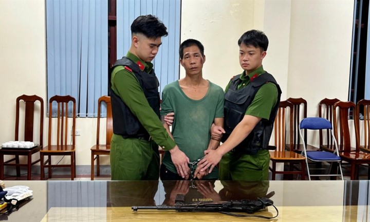 Bắt đối tượng truy nã đặc biệt nguy hiểm lẩn trốn trong rừng, luôn mang súng để chống trả