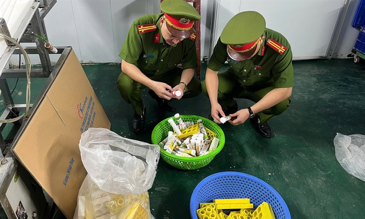 Hé lộ về hoạt động kinh doanh của công ty sản xuất 1,2 triệu lọ C sủi giả bán lãi gấp 6 lần