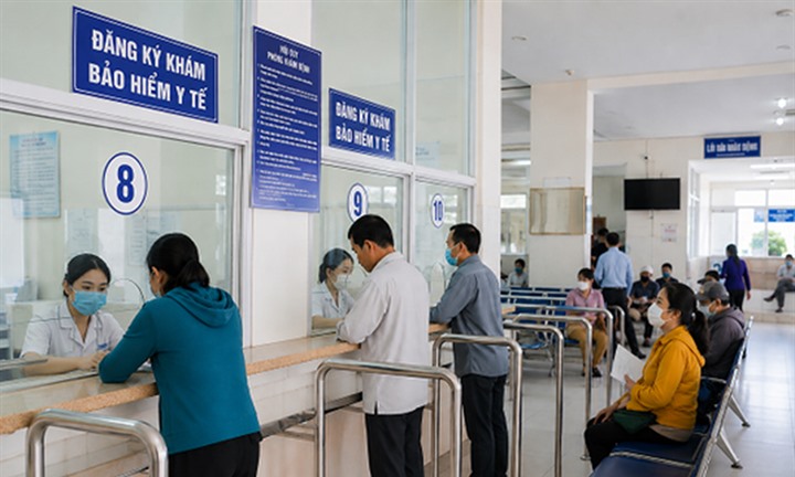 Đi làm ngoài xã an toàn khu, có được hưởng BHYT 100%?