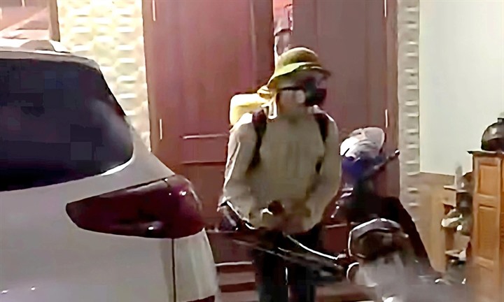 Học sinh dương tính sốt xuất huyết, y tế Nghệ An phun hóa chất khoanh vùng ngay trong đêm