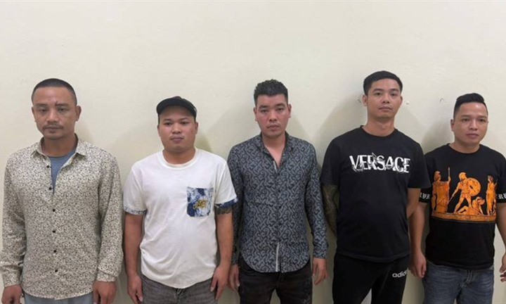 5 người ra đầu thú sau vụ hỗn chiến bằng chai bia tại Hà Nội
