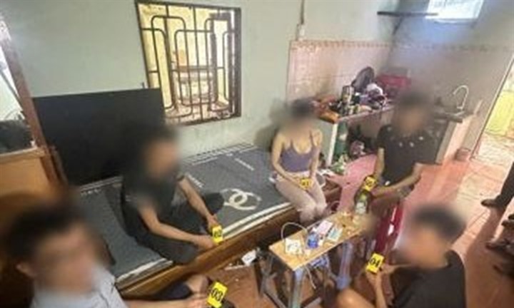 Pháp luật 24h: Bắt quả tang 5 đối tượng đang sử dụng ma túy tại nhà bếp của xưởng kính