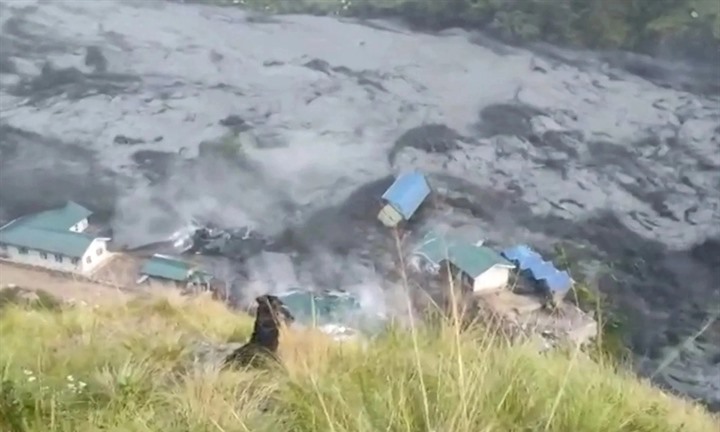 Lũ sau sạt lở tại Nepal: Cuốn trôi nhiều ngôi nhà, phá hủy cầu, làm hư hại công trình thủy điện