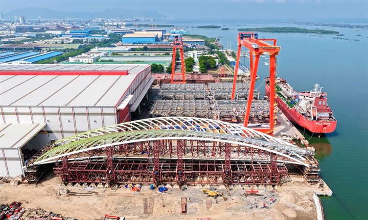 Cầu đi bộ qua sông Sài Gòn thử tải thành công, tiến gần đến giai đoạn hợp long