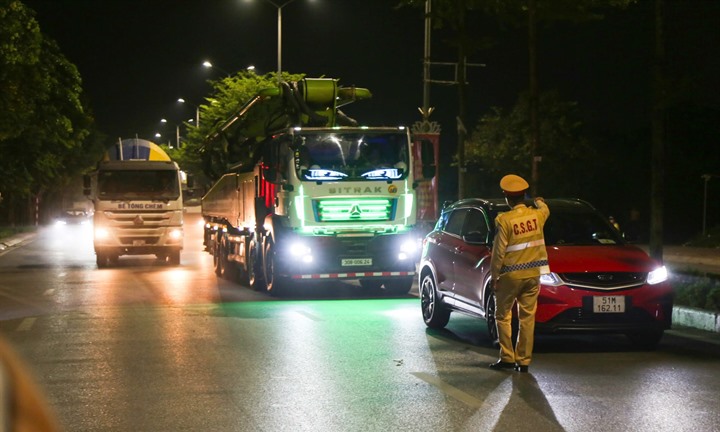 Hà Nội: Xử lý loạt xe tải lắp đèn LED gây chói mắt người đi đường