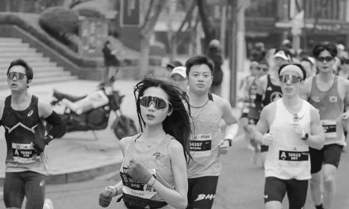 Nữ runner Hàn Quốc tử vong sau khi gục ngã cách đích 500 m