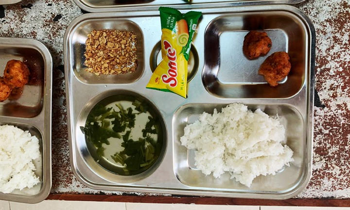 Vụ khay cơm bán trú có muối lạc và 2 viên thịt: Bữa ăn từ tháng 9, xã yêu cầu nấu đối chứng để kiểm tra