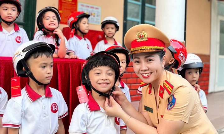 Chuyện về nữ CSGT miệt mài đưa pháp luật về trật tự, an toàn giao thông đến trường học và khoảnh khắc đời thường