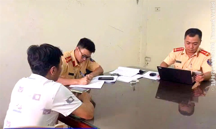 Nhiều xe ô tô biển trắng chở khách thu tiền trái quy định ở Thanh Hóa
