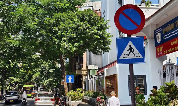 CSGT Hà Nội siết xử lý vi phạm dừng, đỗ xe quanh phố cổ