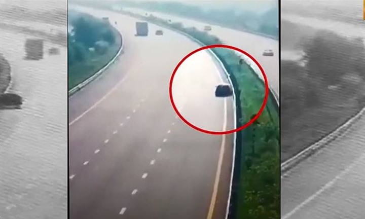 Camera ghi lại cảnh ô tô mất lái, đâm dải phân cách trên cao tốc, 2 cha con thiệt mạng ở Ấn Độ