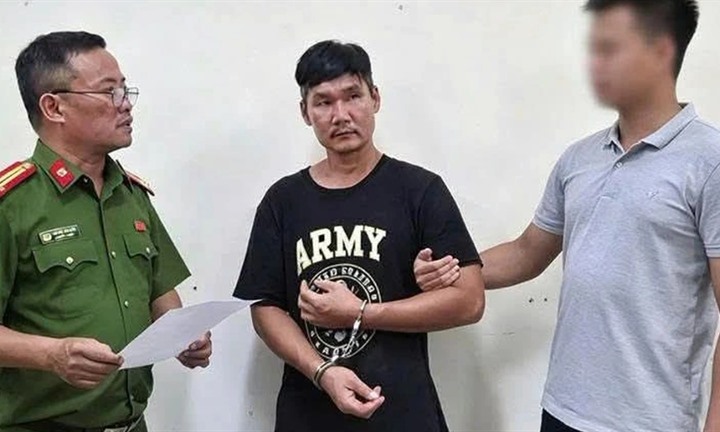Bắt tạm giam người đàn ông cầm dao bầu truy đuổi công an ở Hà Nội