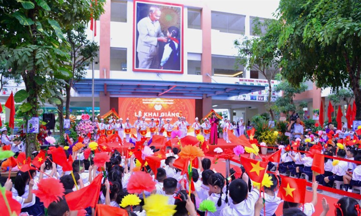 Quy định mới về mức trần tiền ăn, chăm sóc bán trú tại các trường chất lượng cao ở Hà Nội