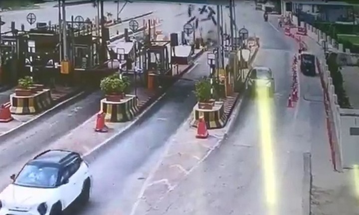 Clip: Xe ô tô đâm vào trạm thu phí, bình oxy y tế văng xuống đường, nhiều người hốt hoảng bỏ chạy