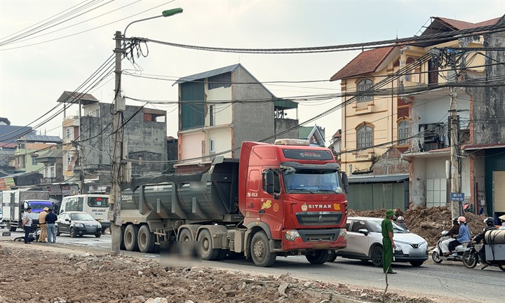 Xót xa hiện trường nam thanh niên tử vong do lao vào ổ gà, bị xe ben cán