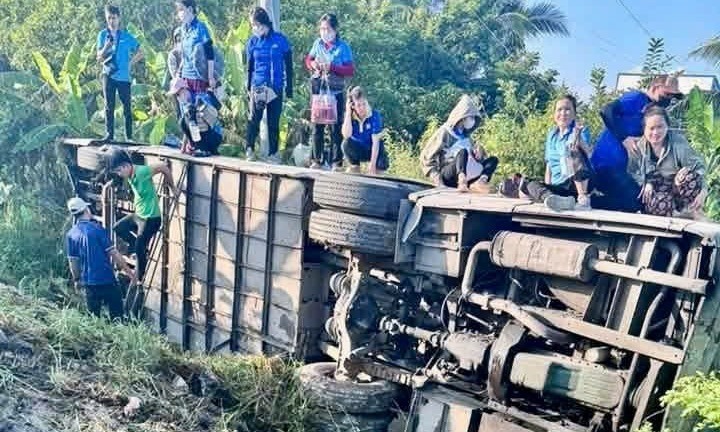 Xe chở công nhân lật ngang sau khi cán tử vong người đi xe máy, hiện trường xót xa, 3 người bị thương