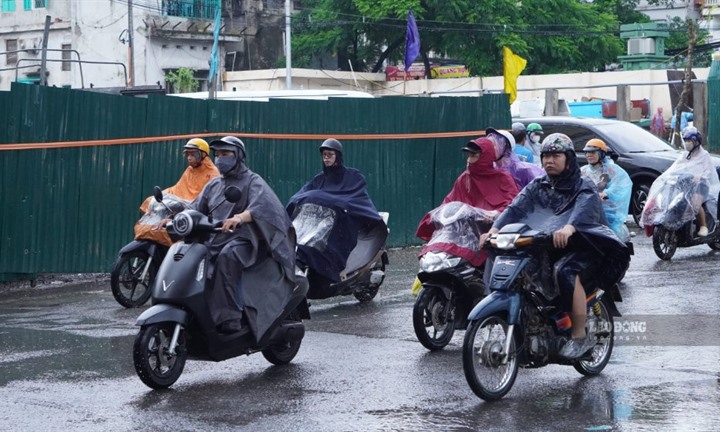 Dự báo thời tiết 22/10: Bắc Bộ ngày nắng, Nam Bộ mưa dông diện rộng