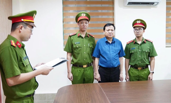  Khởi tố, bắt tạm giam Bí thư, Chủ tịch UBND xã ở Phú Thọ liên quan vụ khai thác đất trái phép
