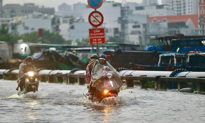Triều cường đang lên nhanh, từ ngày 26 đến 28/10 TP.HCM ngập nhiều nơi